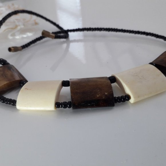 NWOT - TRIBAL JEWELRY NECKLACE IN BROWN AND WHITE POLISHED TILES - Picture 1 of 3
